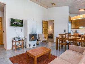 Køkken eller tekøkken på Holiday Home Lumikelo b5 by Interhome