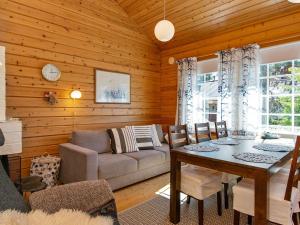 - un salon avec une table et un canapé dans l'établissement Holiday Home Hirvasaho a4 by Interhome, à Saariselka