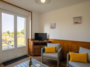 Μια τηλεόραση ή/και κέντρο ψυχαγωγίας στο Holiday Home Ty Cam by Interhome