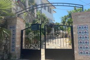 um portão para uma casa com uma entrada em Gemütliche Villa mit Pool, extravagant, luxuriös em Ula
