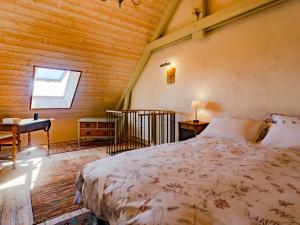 Schlafzimmer mit einem Bett, einem Schreibtisch und einem Fenster in der Unterkunft Holiday Home by Interhome in Agon Coutainville