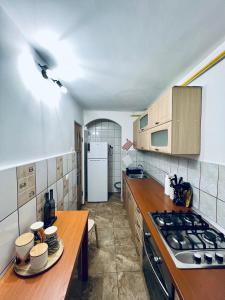 una cocina con encimera y estufa horno superior en STUDIO62, en Câmpulung Moldovenesc
