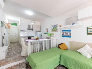 Η κουζίνα ή μικρή κουζίνα στο Apartment La Pineta by Interhome
