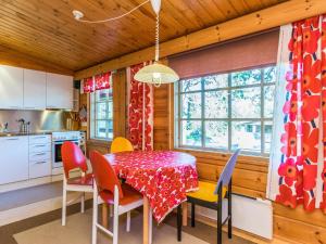 - une cuisine avec une table et des chaises dans la chambre dans l'établissement Holiday Home Metsänpirtti 2 by Interhome, à Saariselka