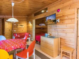 - une chambre avec une table et des chaises dans l'établissement Holiday Home Metsänpirtti 2 by Interhome, à Saariselka