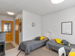 een slaapkamer met 2 bedden en een televisie bij Holiday Home Luulampi f10 by Interhome in Saariselkä
