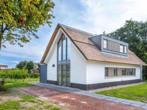 ein weißes Haus mit Dachschräge in der Unterkunft Holiday Home Duyndomein Noordwijk by Interhome in Noordwijk
