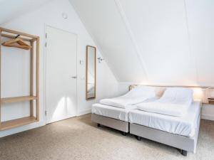 מיטה או מיטות בחדר ב-Holiday Home Duyndomein Noordwijk by Interhome