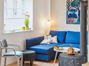 sala de estar con sofá azul y mesa en Apartment Annaline - all inclusive - 1-2km to the inlet by Interhome en Nykøbing Sjælland