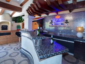 eine Bar mit einer Theke und einer Flasche Wein in der Unterkunft Villa El Salvador by Interhome in Benissa