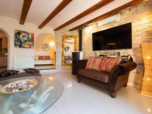 ein Wohnzimmer mit Couch und Fernseher in der Unterkunft Villa El Salvador by Interhome in Benissa + 39 Fotos