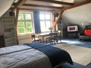 Schlafzimmer mit einem Bett, einem Tisch und Stühlen in der Unterkunft Stilvolles Apartment im grünen Münsterland 