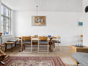 Restaurace v ubytování Apartment Blakke - 200m from the sea in Funen by Interhome
