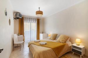 a bedroom with a large bed in a room at Apartamento do Sol in Albufeira