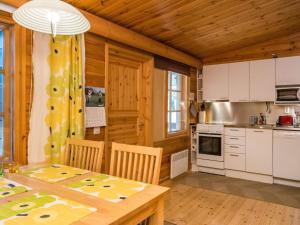 una cocina con mesa y sillas en una cabaña en Holiday Home Metsänpirtti 4 by Interhome, en Saariselkä