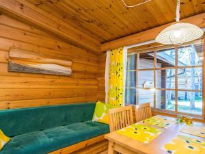 comedor con sofá verde y mesa en Holiday Home Metsänpirtti 4 by Interhome, en Saariselkä