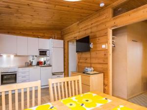 Ett kök eller pentry på Holiday Home Metsänpirtti 4 by Interhome