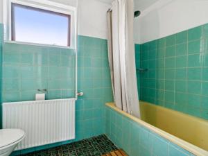 Koupelna v ubytování Holiday Home Kaleva - 1km from the sea in NW Jutland by Interhome