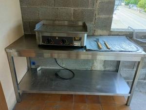 einem Toaster, der auf einem Tisch sitzt in der Unterkunft Pont-de-poitte: Appart'Alice in Pont-de-Poitte