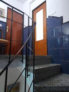 una scala con porta e una scala con porta di Casa Mis Abuelos a Priego de Córdoba