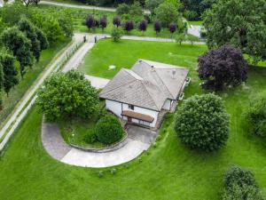 een luchtzicht op een huis in een park bij Villa Emilia by Interhome in Villa Guardia