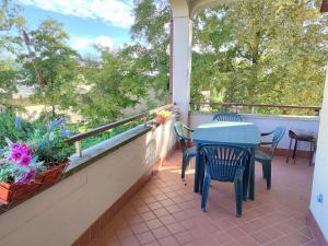 eine Terrasse mit einem Tisch und Stühlen auf dem Balkon in der Unterkunft Apartment Roberto by Interhome in Castelletto sopra Ticino