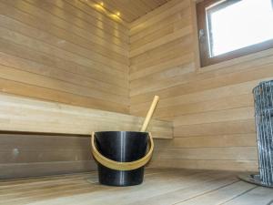 um balde no canto de uma sauna em Holiday Home Levin gaissa by Interhome em Sirkka