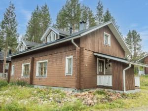 a wooden house with a gambrel roof at Holiday Home Levin gaissa by Interhome in Sirkka