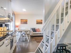uma cozinha e sala de estar com uma escada numa casa em Holiday Home Levin gaissa by Interhome em Sirkka
