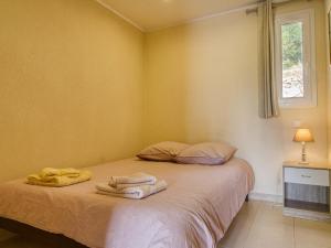 1 dormitorio con 1 cama con toallas en Apartment Mas des Grives by Interhome, en Bauduen