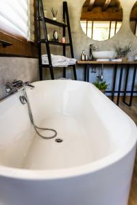 bañera blanca con grifo en el baño en Fagoaga dorretxea en Ergoyen