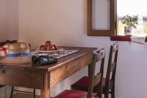 una mesa de madera con un plato de fruta. en Be and See in Nature, en Ovar