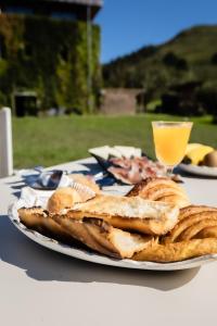 un plato de pan y pretzels en una mesa en Fagoaga dorretxea en Ergoyen
