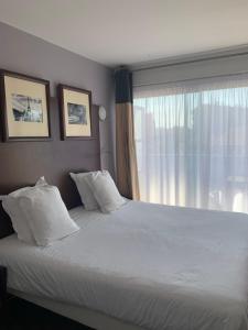 Postel nebo postele na pokoji v ubytování Hôtel Du Centre Annemasse
