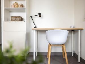 UitgeestにあるApartment Westergeest Luxe by Interhomeのデスク(白い椅子、ランプ付) +22枚の写真