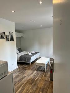 um quarto com uma cama e uma mesa em *Studio 1* Avenue Baudin - DABNB em Limoges