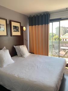 Postel nebo postele na pokoji v ubytování Hôtel Du Centre Annemasse
