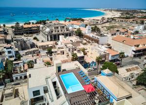 - une vue aérienne sur une ville avec des bâtiments et l'océan dans l'établissement Lc Apartments - Sunshine, à Santa Maria