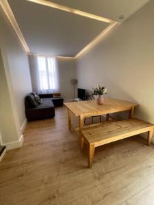 sala de estar con mesa de madera y sofá en T2 au calme - Stationnement facile - Proche gare en Toulon