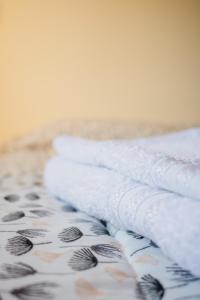 a group of white towels sitting on a table at La Casita Boutique in Chos Malal