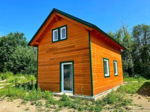 een klein huis met een sinaasappel bij Holiday Home Hakuna Matata with sauna in Spielberg