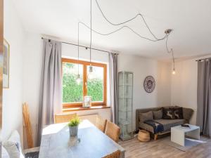 un soggiorno con tavolo e divano di Cozy apartment in Feichten with terrace 