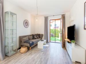 un soggiorno con divano e TV di Cozy apartment in Feichten with terrace 