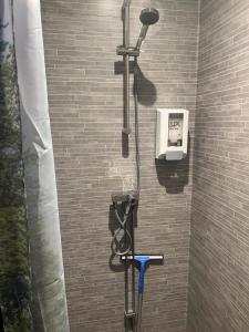 eine Dusche in einer Ziegelwand mit einer Dusche in der Unterkunft Hotel E-10 by First in Kiruna + 58 Fotos