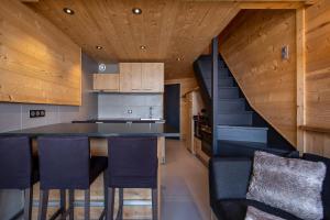 Val Thorens - Cosy Duplex avec Vue Silveralp 341にあるキッチンまたは簡易キッチン