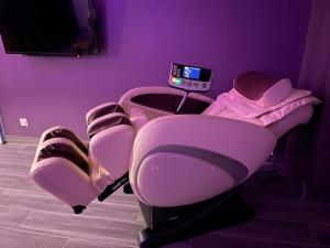 une chambre violette avec un fauteuil de barbier et un téléphone portable dans l'établissement La Paillote Exotique Spa, à Beaucaire