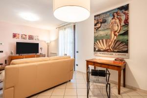 ein Wohnzimmer mit einem Sofa und einem Tisch in der Unterkunft Villetta Grazia in Cascina