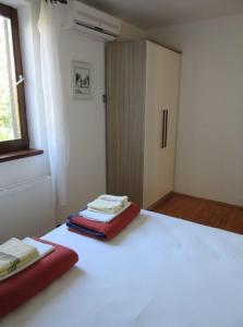 Ένα ή περισσότερα κρεβάτια σε δωμάτιο στο Villa Kučan