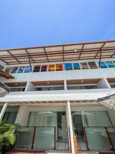 a white building with many windows on it at Brisa do Mar Praia Hotel in Morro de São Paulo