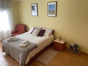 カリェタにあるAtlantic Roseのベッドルーム1室(ベッド1台、赤い椅子付)
